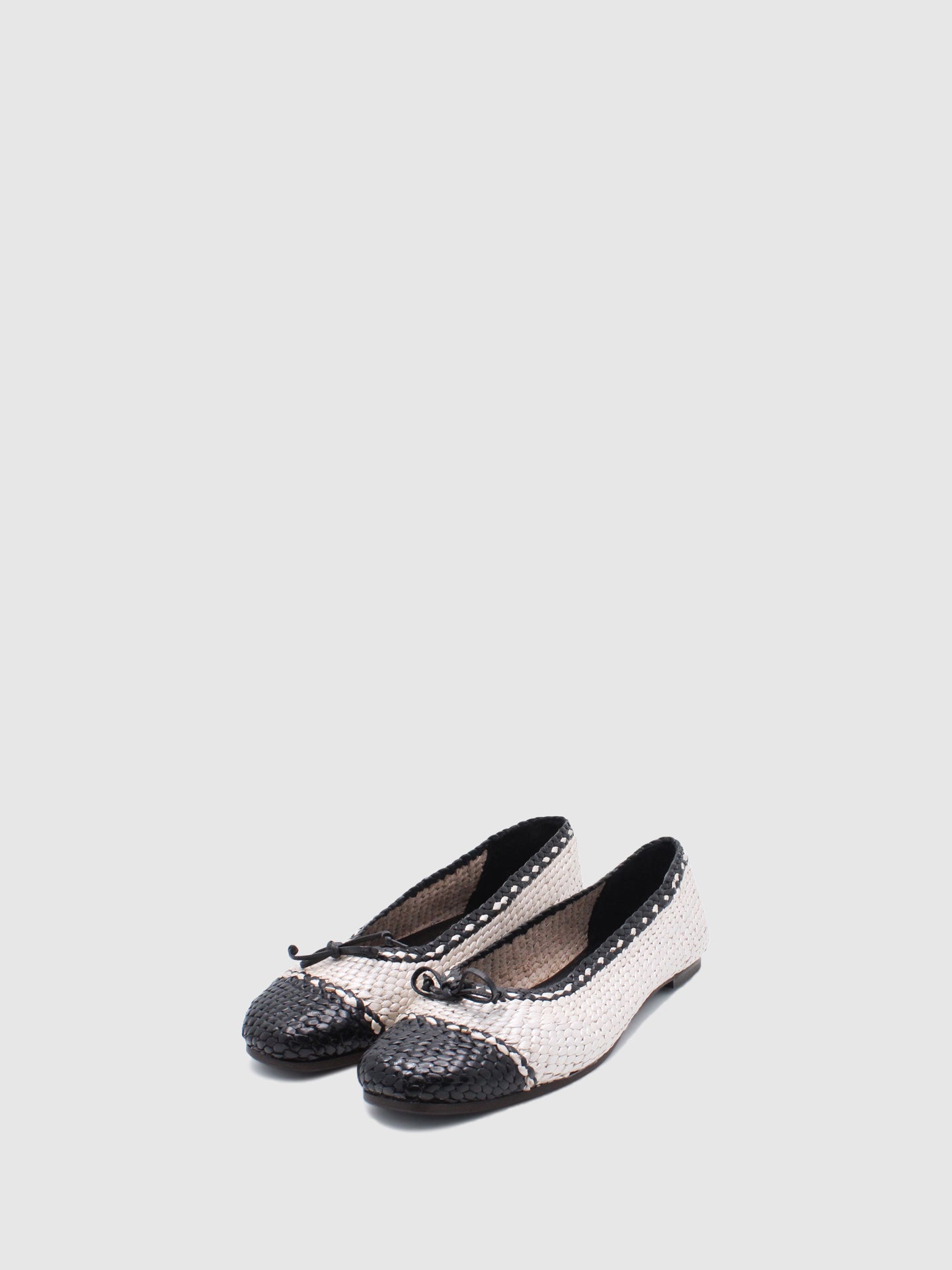 JJ Heitor Loafers Clássicos em Bege/Preto